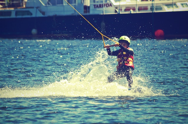 Faire du ski nautique à Dubaï, une activité à découvrir absolument